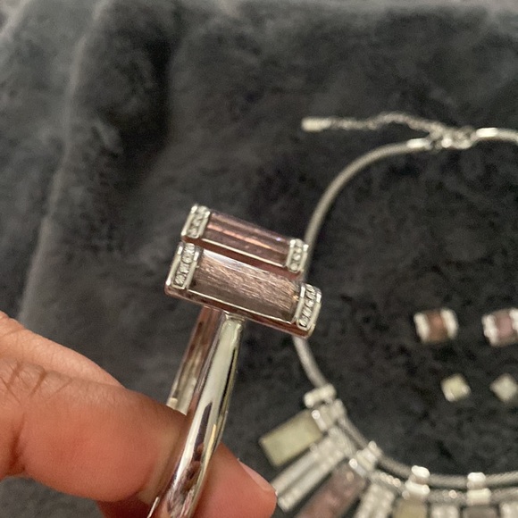 Beautiful JLo Jewelry Set - Picture 4 of 6